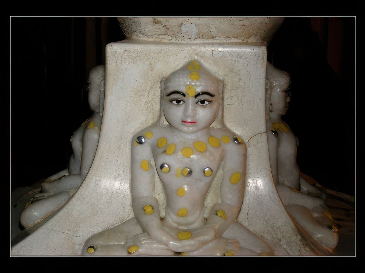 Sous la statue de Neminatha, des statues de marbre blanc représentent d' autres sages jaïns.