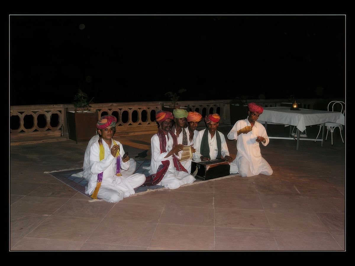 Sur l'une des terrasses de notre hôtel, le Gajner Palace, les musiciens accompagnent les danseuses.