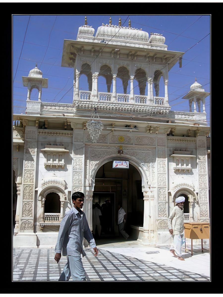 L'entrée du temple de Karni Mata, temple des Rats Sacrés.