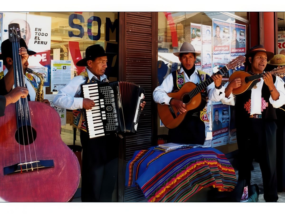 Rencontre avec un groupe de musiciens que nous écoutons, ça nous permet de récupérer doucement après une bonne marche. En effet l'air est plus rare ici. L'altitude signifie aussi qu'il faut éviter les efforts physiques intenses, les longues marches. C'est la région des Andes où l'homme possède une cage thoracique modèle supérieur, avec un supplément de globules rouges, qui explique d'ailleurs leurs pommettes violacées.