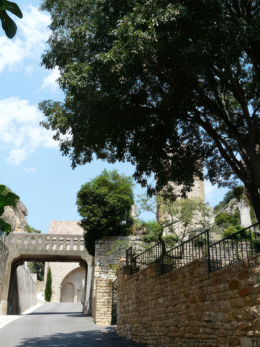 La route est traversée, de chaque côté, par le cimetière.
