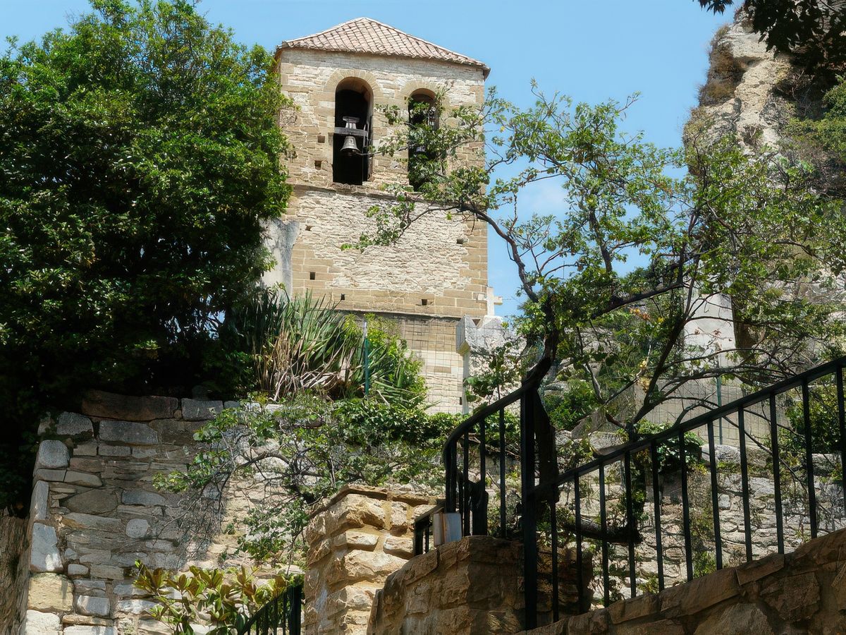 Vue sur le joli clocher-tour de l'église Notre-Dame-du-Val-Romigier.