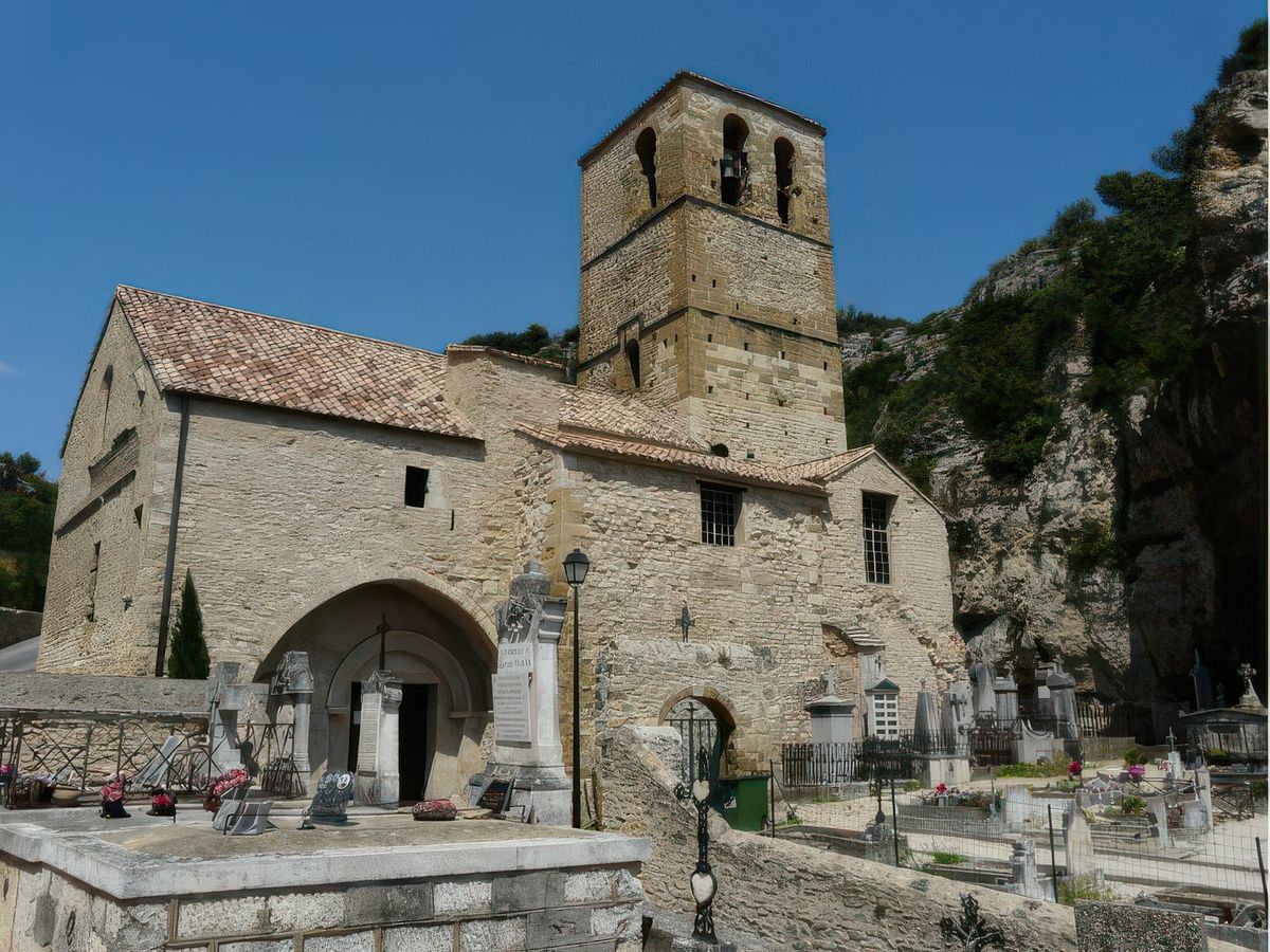 L'église de Val Romigier frappe par sa beauté. D'origine romane, elle fut très abimée pendant les guerres de religion, puis heureusement restaurée. C'est un monument à trois nefs, avec transepts et coupole octogonale centrale qui s'intègre harmonieusement dans le paysage.