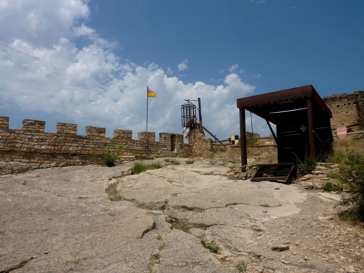 La cour principale de la forteresse. L'intérieur de la partie nord s'organise autour d'une esplanade, bordée à l'est par la porte d'accès, les citernes et les anciens logis, restaurés.