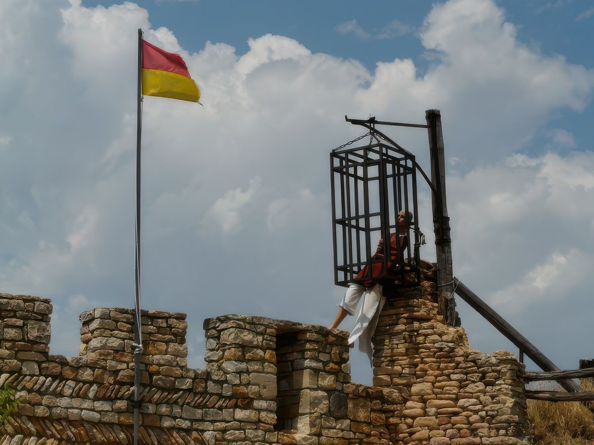 Le drapeau rouge et jaune, aux couleurs de la Provence, flotte sur la citadelle.