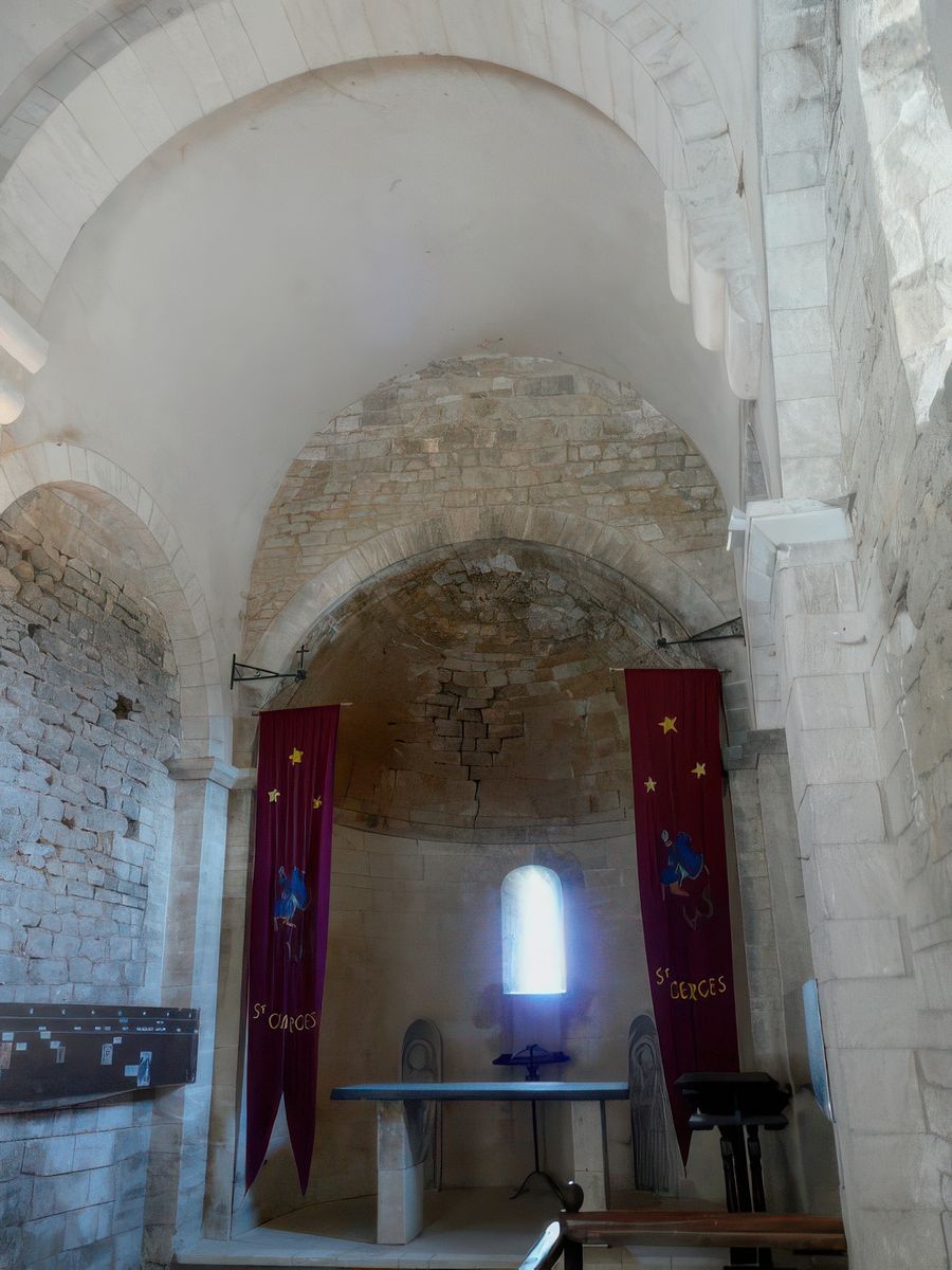 Chapelle de style roman à trois travées.