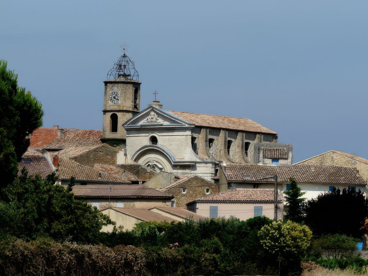 Vue sur la Tour d'Horloge, attenante à l'église Saint-Etienne.