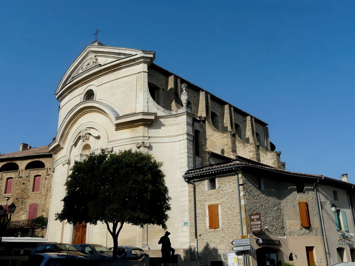 La façade baroque d'inspiration italienne de l'église Saint-Etienne édifiée au XVIIIe siècle.