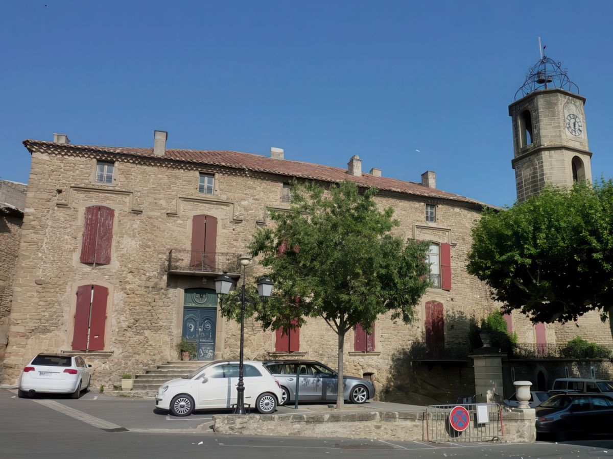 Vue sur la place du Général F. Deloye avec la grande demeure qui était celle de Diane de Poitiers et à droite, la Tour de l'Horloge.