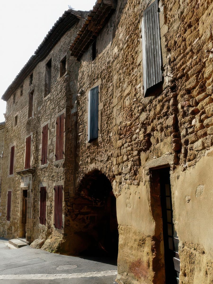 De jolies maisons de pierre et soustet pour déambuler dans les ruelles moyenâgeuses.