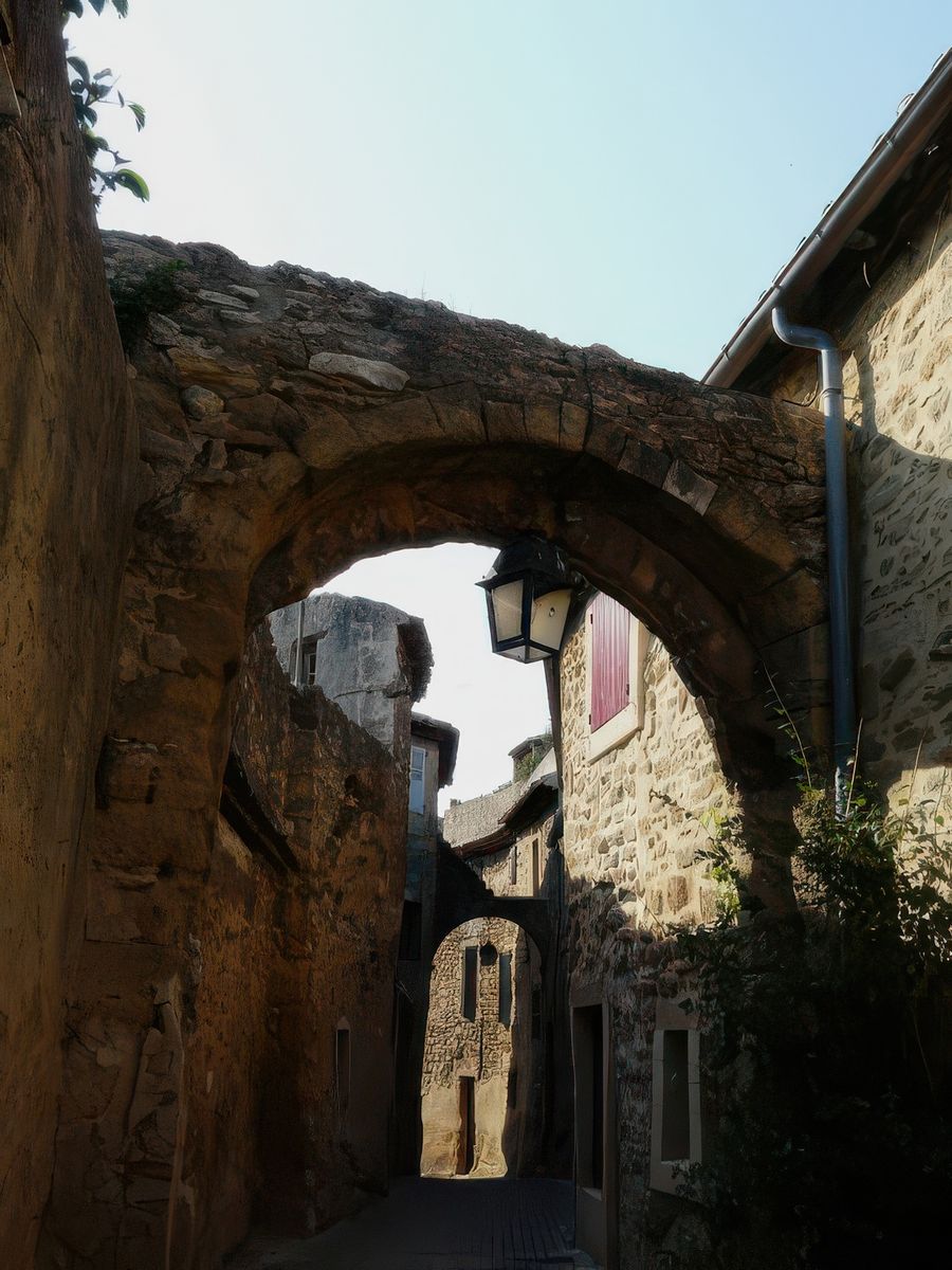 Les arches du village de Sérignan du Comtat.
