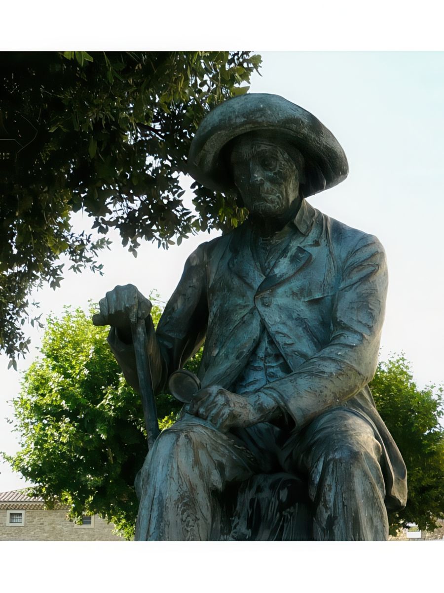Devant l'église, la statue en bronze du célèbre Jean Henri Fabre (1823-1915), assis canne bien en main, rappelle que ce célèbre entomologiste a vécu dans le village de nombreuses années.