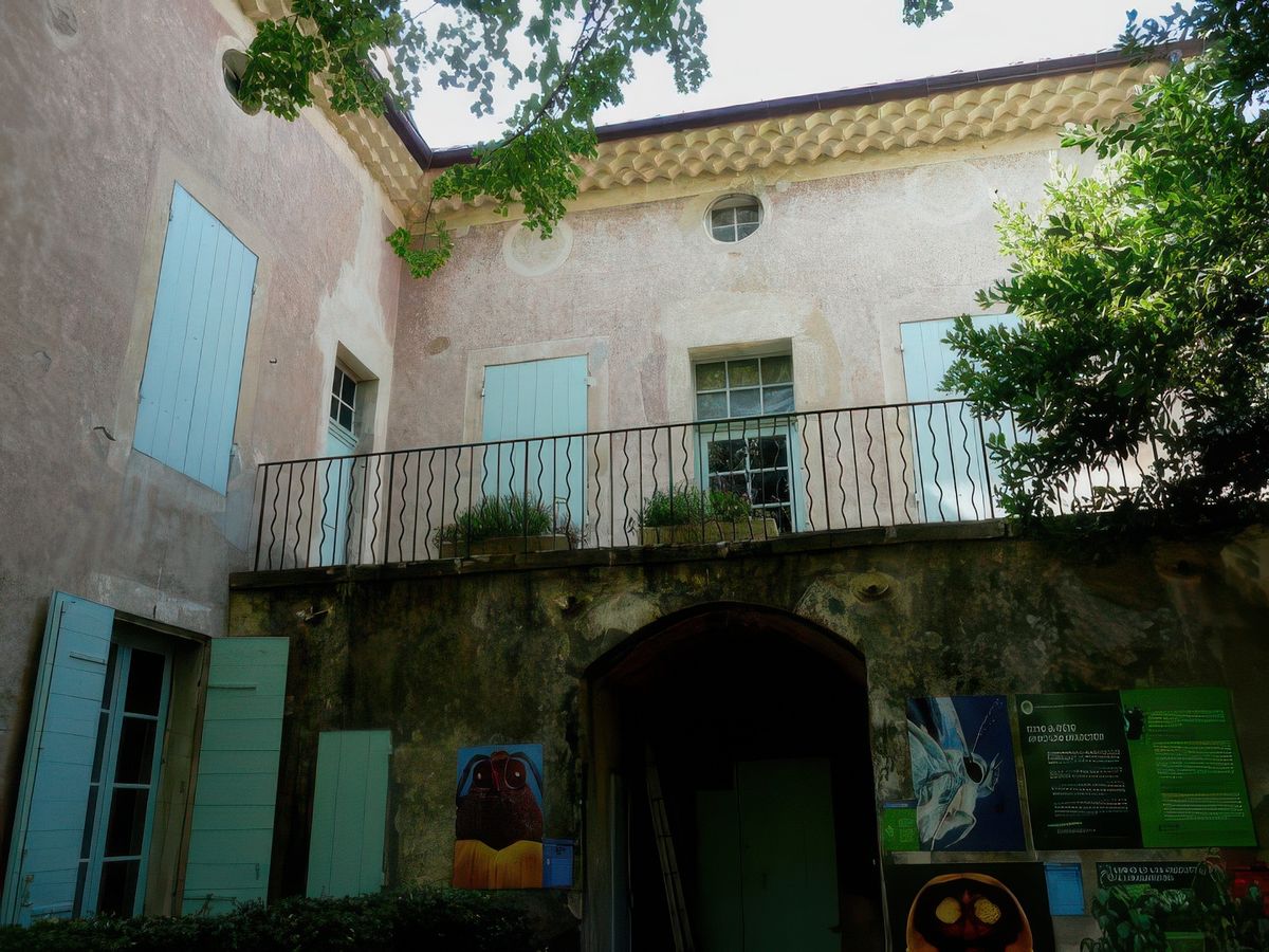 L'Harmas est un musée avec jardin botanique consacré à l'entomologiste Jean-Henri Fabre et à ses travaux. Fabre passa les 35 dernières années de sa vie dans cette maison située sur la route d'Orange, à Sérignan-du-Comtat dans le Vaucluse.