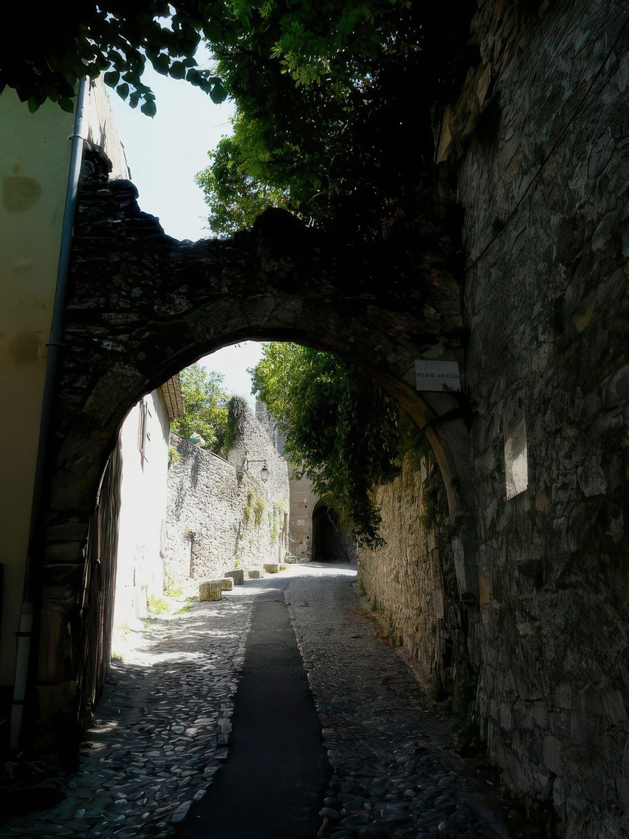Grimpons vers la Haute-Ville de Vaison.