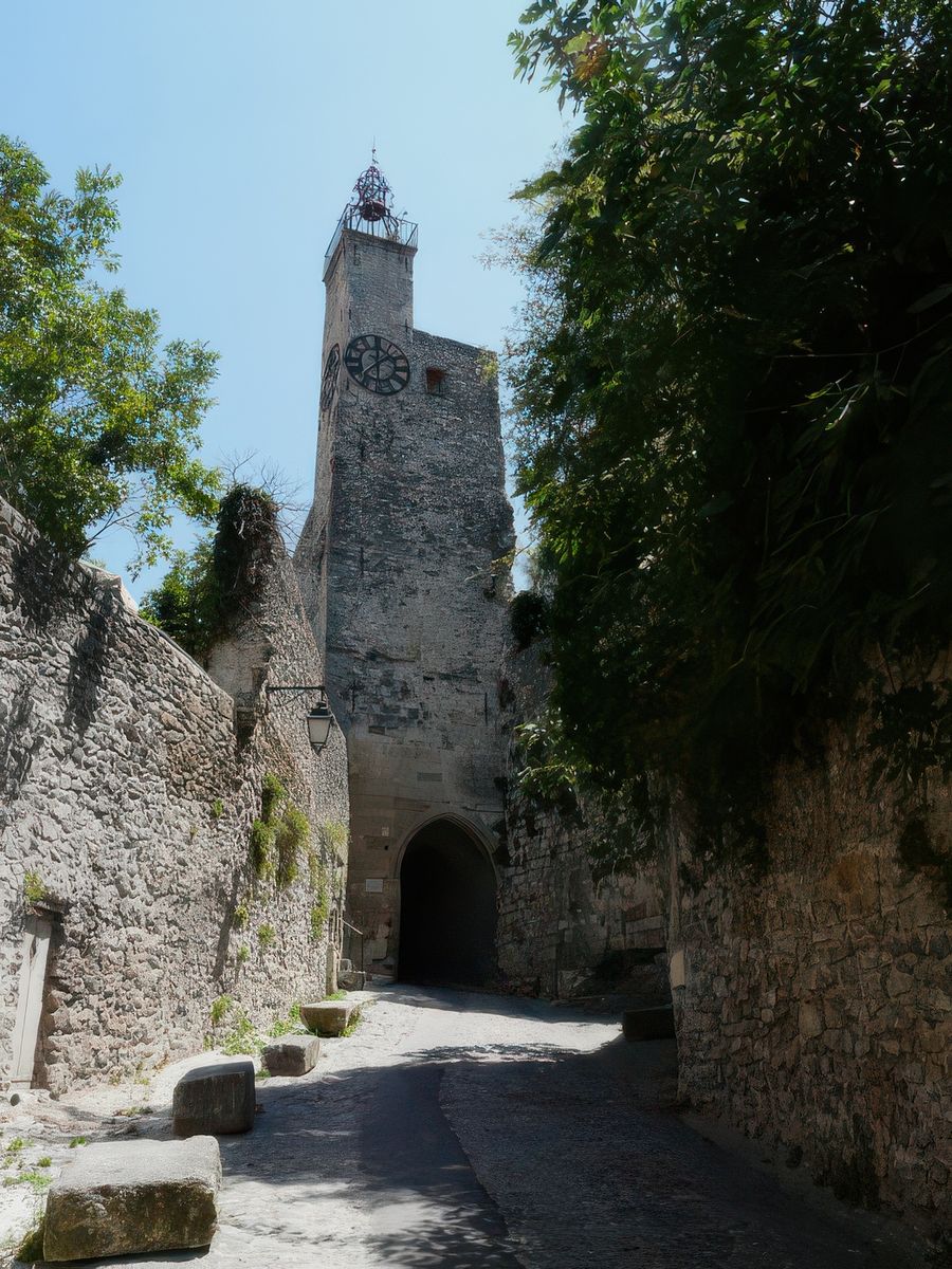 La porte fortifiée de la Haute-Ville et le beffroi.