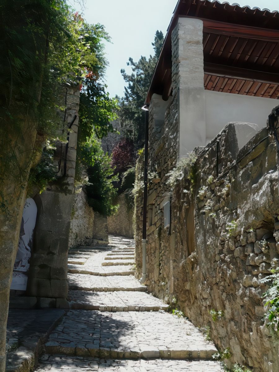 Les calades bordées de jolies maisons de pierres en partie récupérées sur le site romain de Vaison.