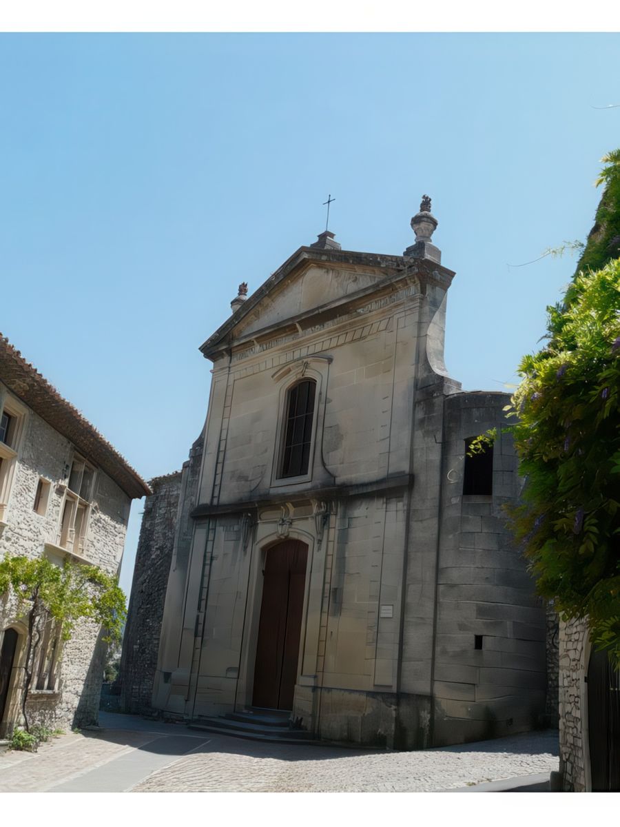 L'Eglise-Cathédrale de la Haute-Ville a été édifiée en 1464 à l’emplacement d’une ancienne chapelle. Elle est située à l’aplomb de la falaise et englobe à sa base le rempart de la haute-ville.