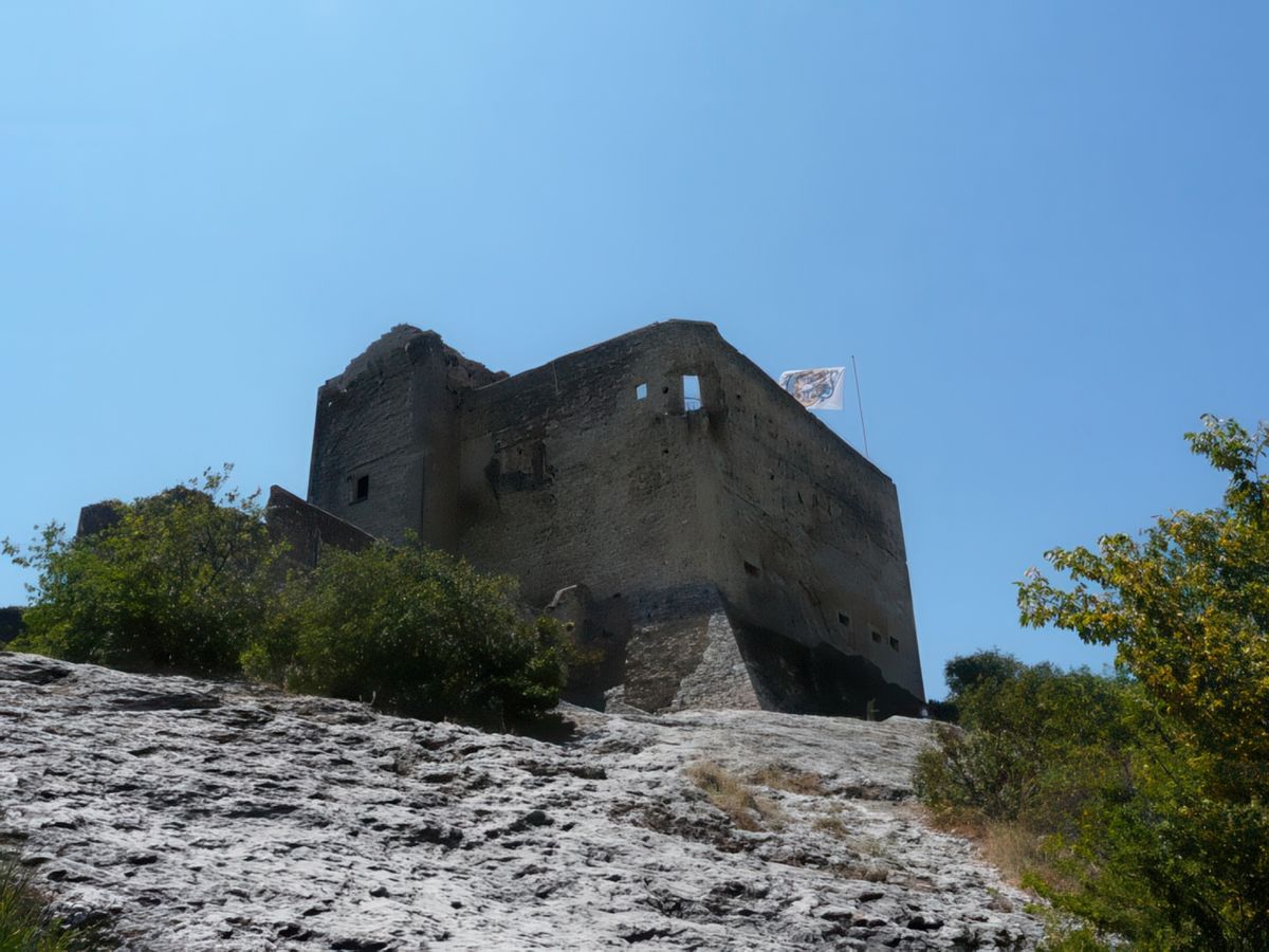 La Haute-Ville s’organise au pied du château, construit en 1195 par Raymond VI, comte de Toulouse.
