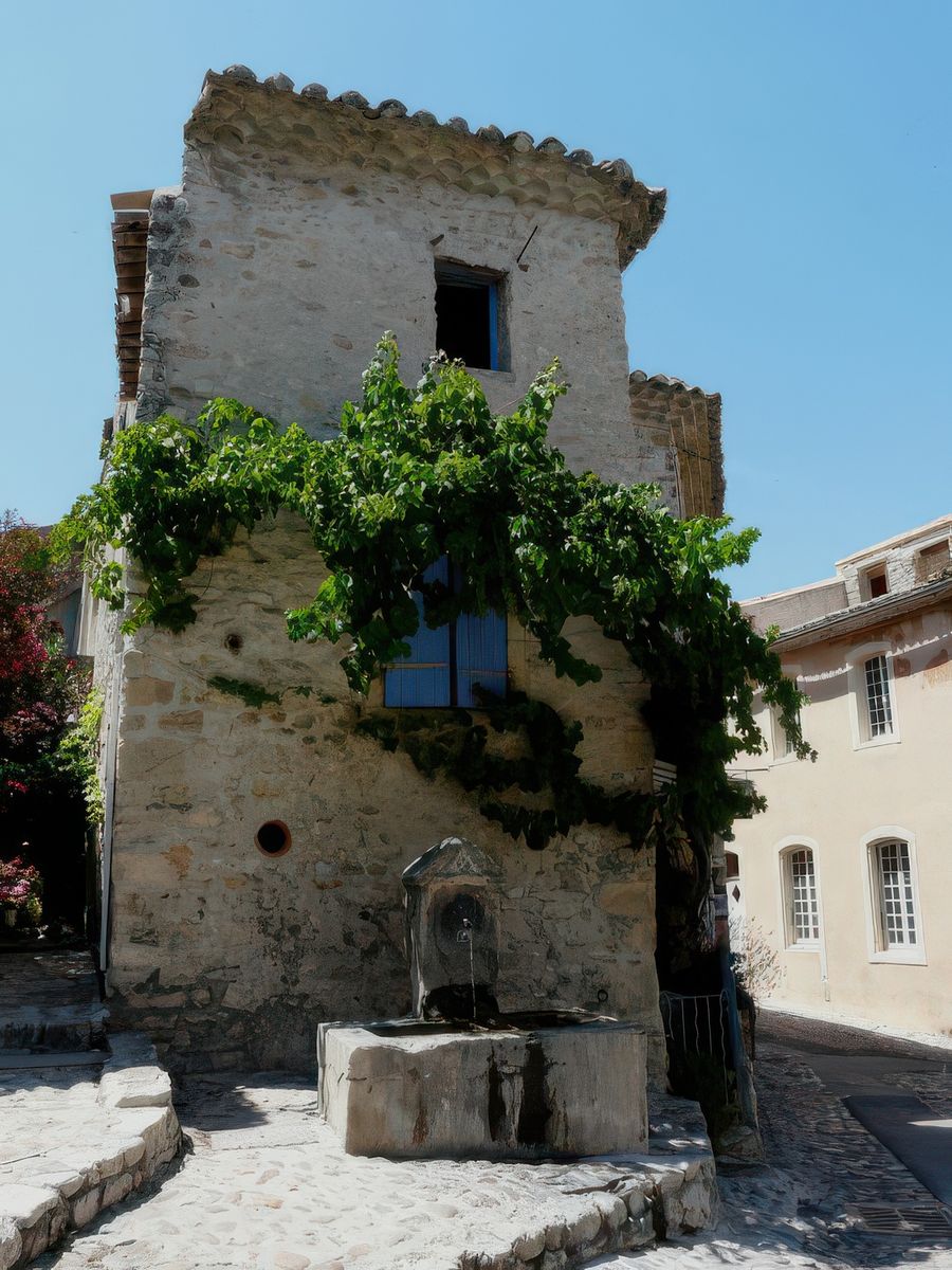 Fontaine sur une petite place.