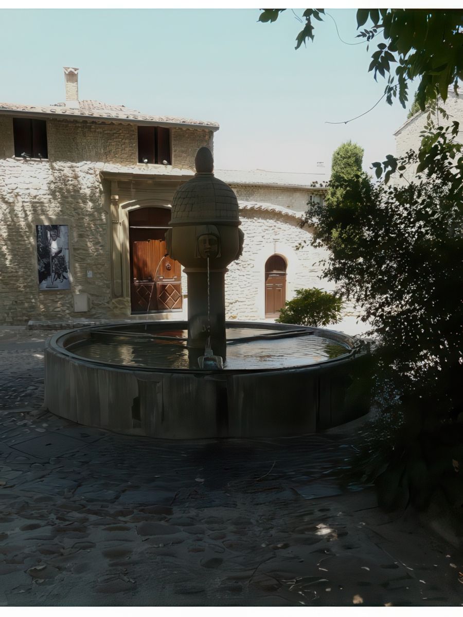 La fontaine de la place du Vieux Marché.