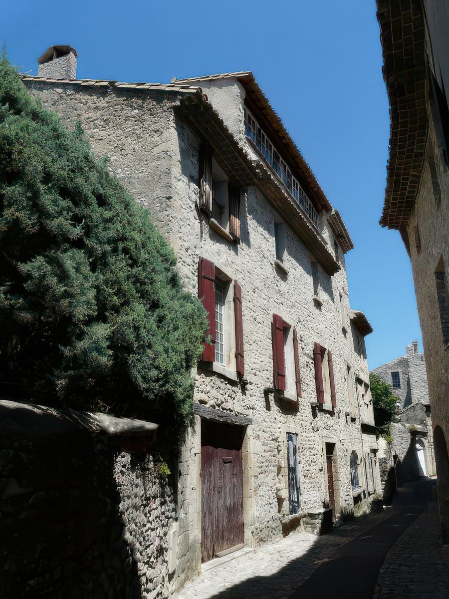 A travers les ruelles de la Haute-Ville à Vaison.