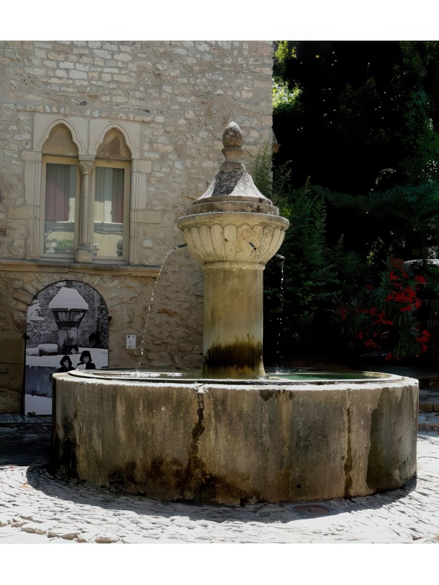 La fontaine de la rue de l'Evéché.