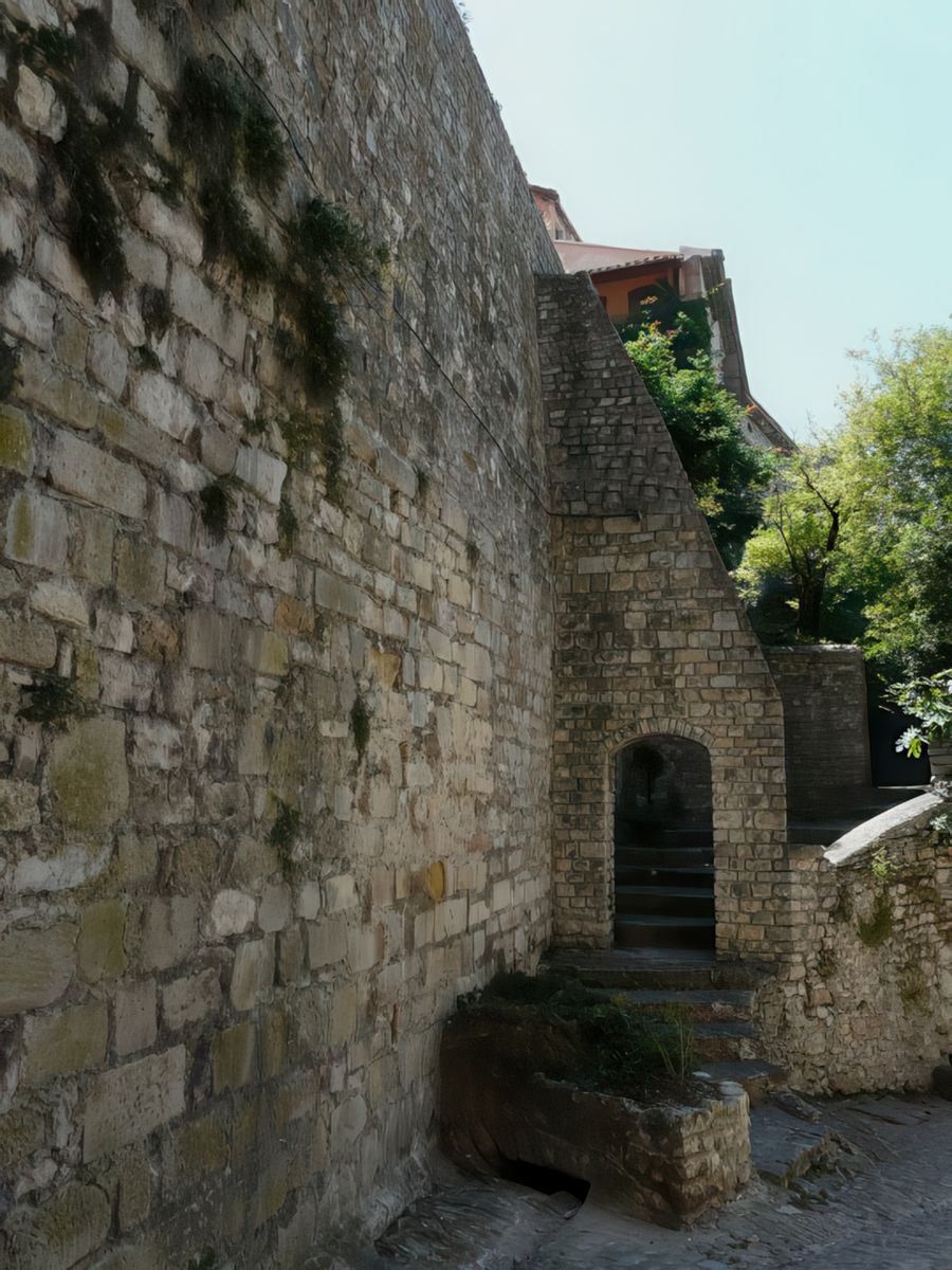 Escalier menant à une propriété privée.