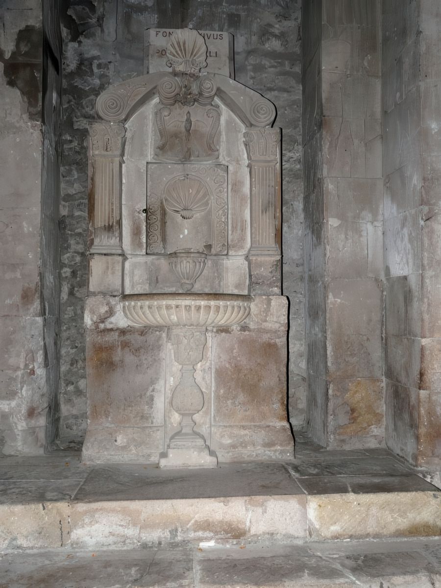 Fontaine-bénitier.