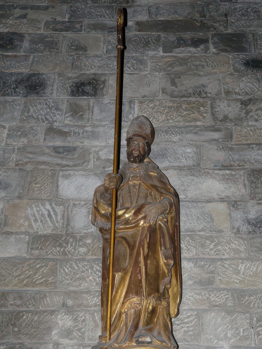Statue de Saint Denis. Sur le socle est inscrit en latin: "sit tua qvinidi domus haec gualterivs offert. tu gregis, et patriae diceris esse pater. MDCCXVIII" (Année 1718)
