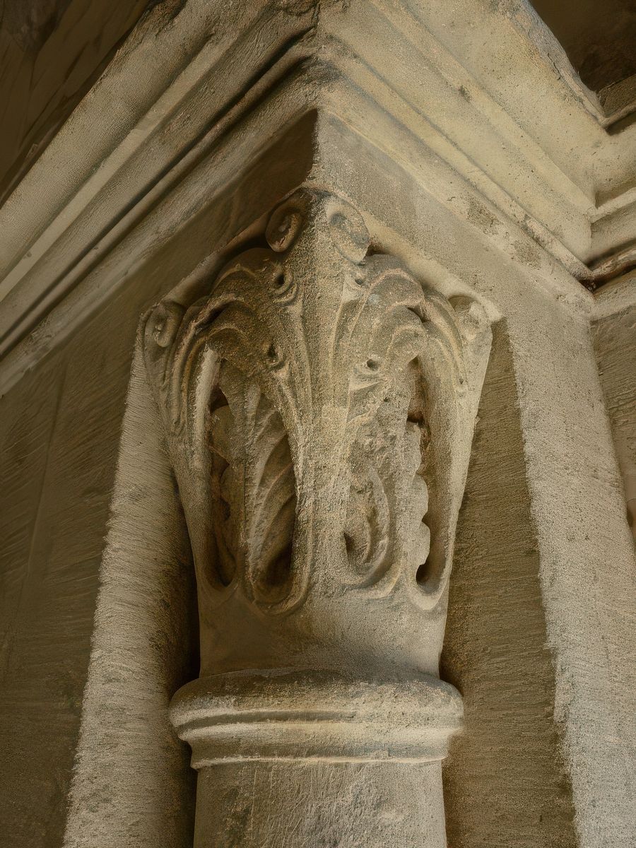 Chapiteau décoré de feuillages.