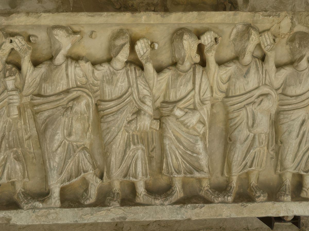 Sarcophage en marbre représentant les douze apôtres (IVe siècle) aujourd'hui conservé dans le cloitre de la cathédrale Notre Dame de Nazareth. Les visages martelés l'ont sans doute été pendant les guerres de religion ou à la Révolution.