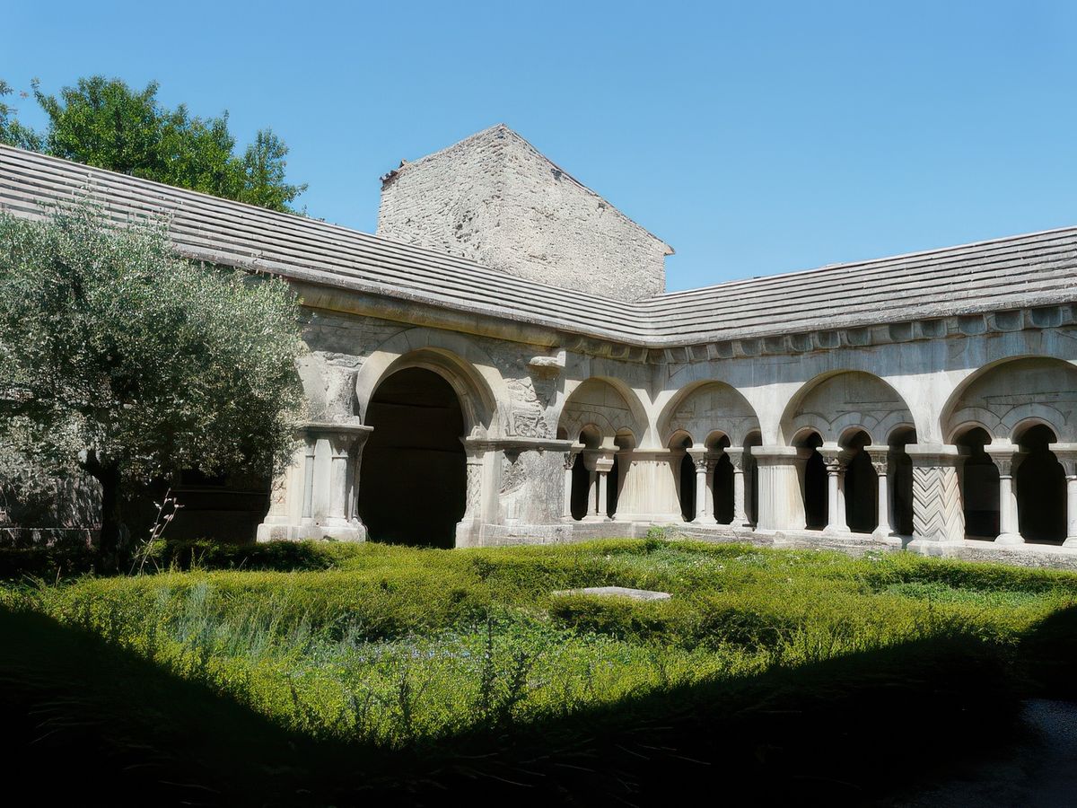Vaison la Romane: la cathédrale Notre-Dame de Nazareth et son cloître – France