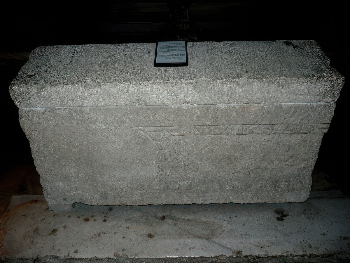 Sarcophage en pierre de Beaumont, refermant peut-être des reliques de Saint Quenin, retrouvé sous le maître-autel en 1950, dans la cathédrale Notre-Dame de Nazareth de Vaison la Romaine.
