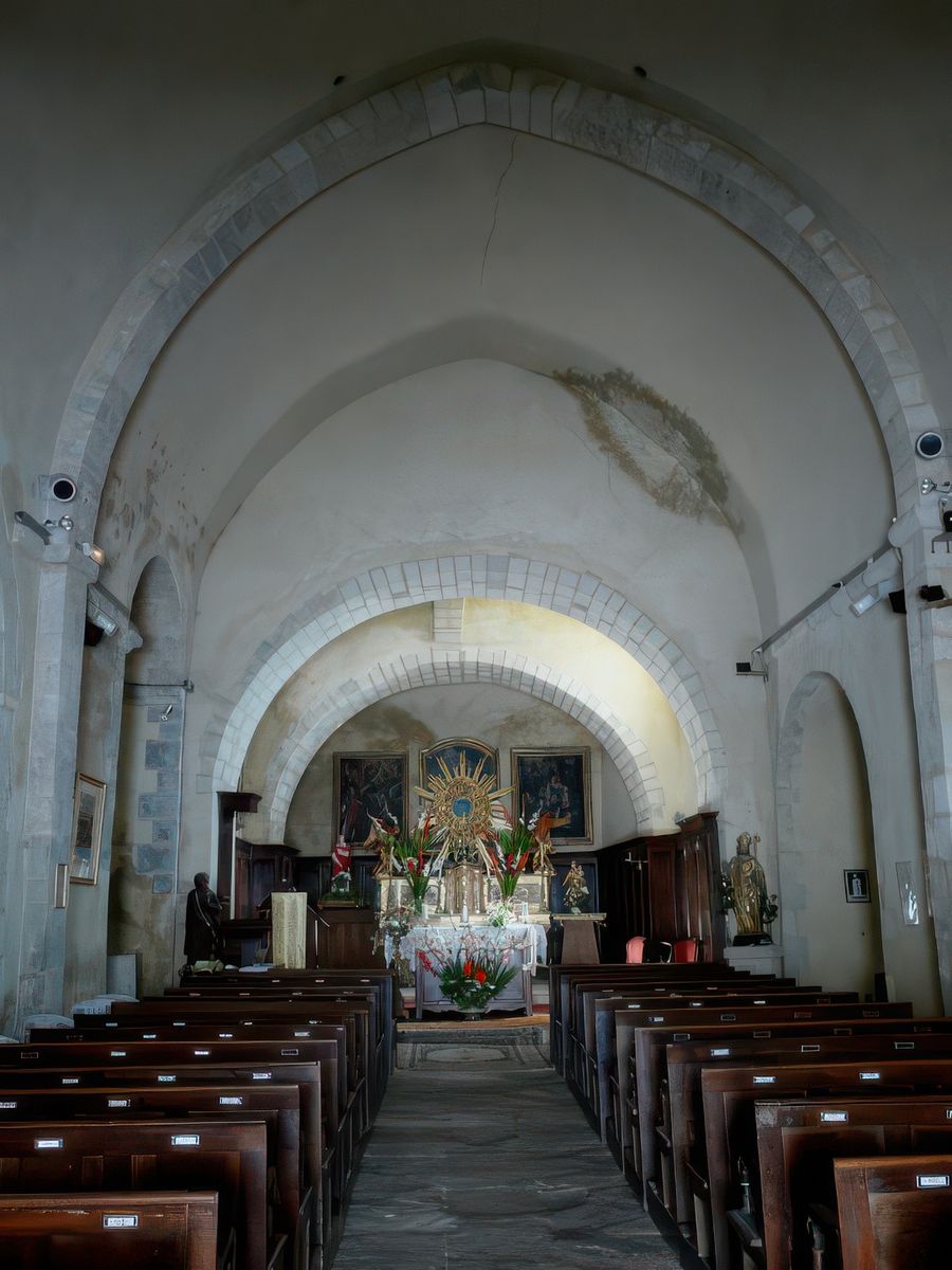 A l'arrière du choeur trois beaux retables décorent la nef romane.
