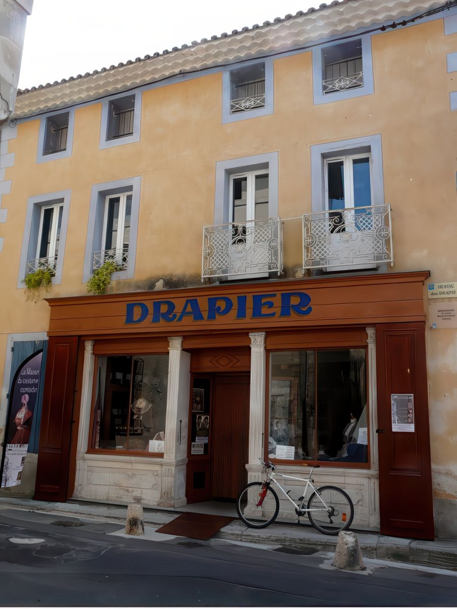 Le magasin Drapier abrite aujourd'hui le musée du costume comtadin.