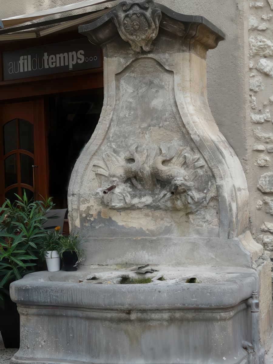 Au hasard des rues de jolies fontaines à découvrir.