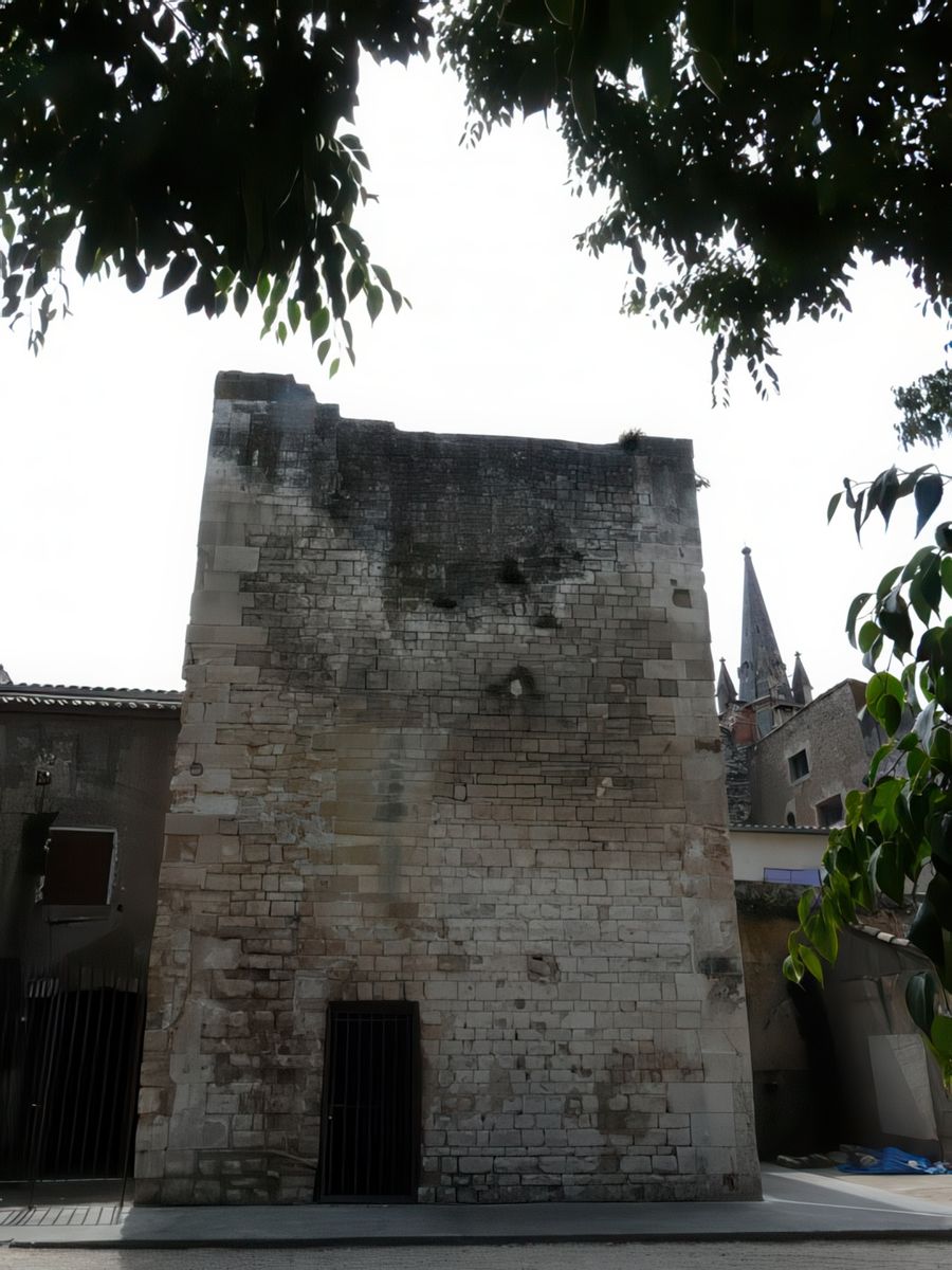 Tour du XIIe siècle.