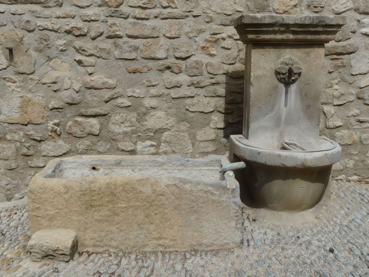 Fontaine et son petit lavoir.