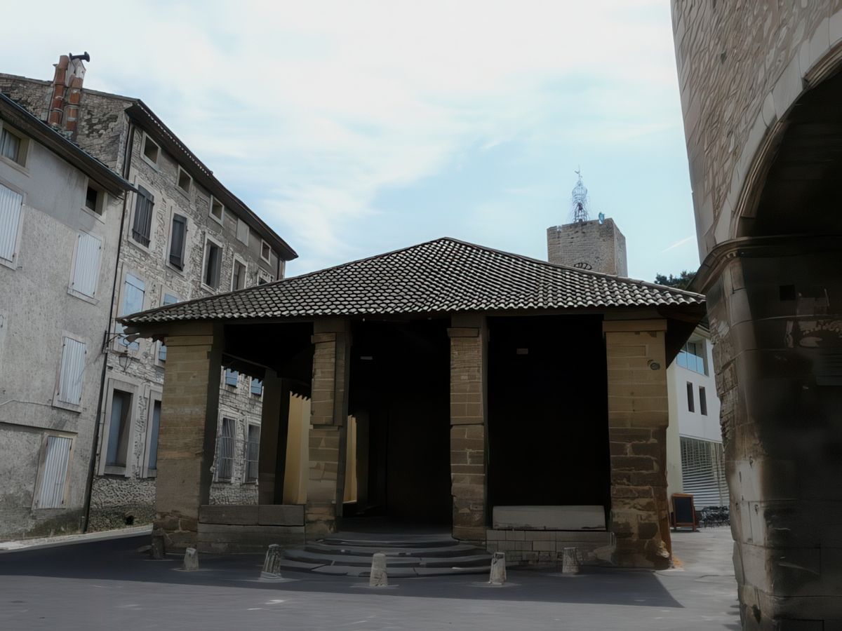 La halle couverte du XVIIe siècle.