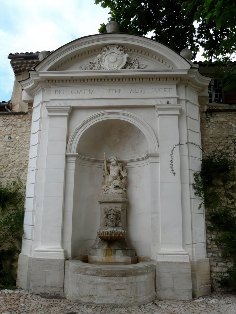 Fontaine située dans le jardin l'hôtel des ducs de Brancas.