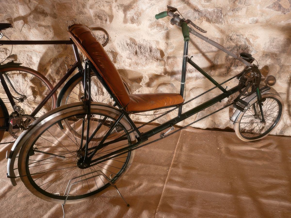 Vélo couché (1932-1934), appelé initialement "velorizontal"; il permettait d'atteindre des vitesses à plus de 40km/h.