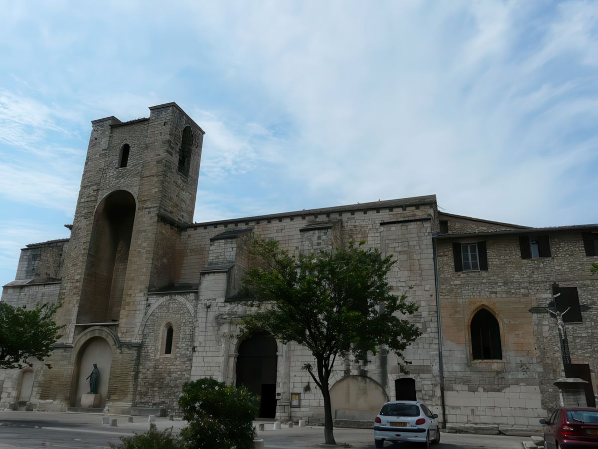 L’église Notre-Dame de Nazareth, hors les murs, est citée dès le XIIIe siècle comme un important prieuré. La légende attribue sa fondation à Charlemagne qui aurait fait construire l’humble chapelle qu’elle était au départ en remerciement à la Vierge pour la victoire qu’il venait d’emporter sur les Sarrazins.