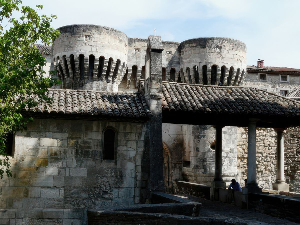 Les premières fortifications datent du XIVème siècle. Elles étaient constituées, en plus des murailles, d’une quinzaine de portes et de huit tours. C’est au cours de ce même siècle que les remparts furent reconstruits et modernisés en conservant le même tracé.