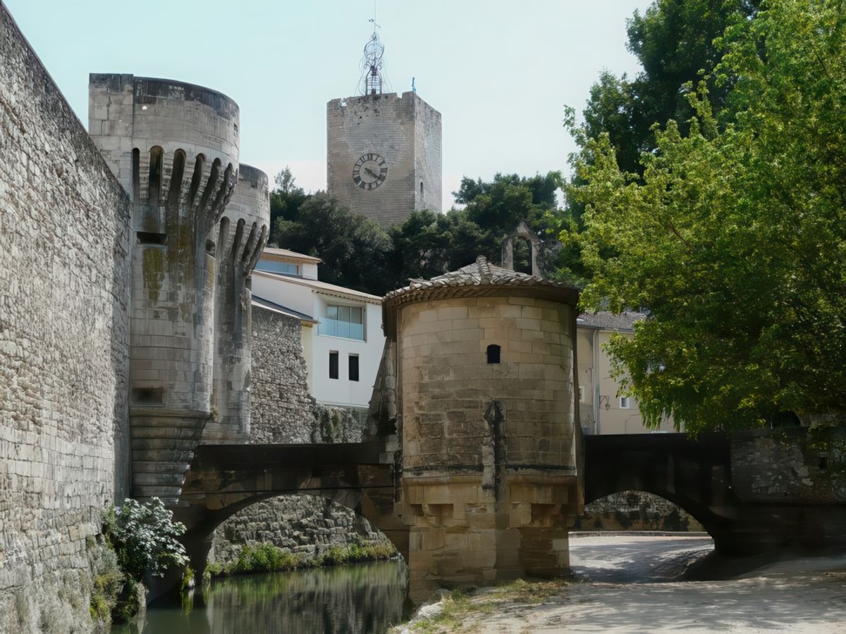 La Porte Notre-Dame et les remparts. Datant du XVIème siècle, cette porte située au nord conduit à la chapelle hors les murs. Elle est sans doute, avec ses deux énormes tours demi rondes dont les bases plongent dans la Nesque, la porte la plus spectaculaire des trois restantes.