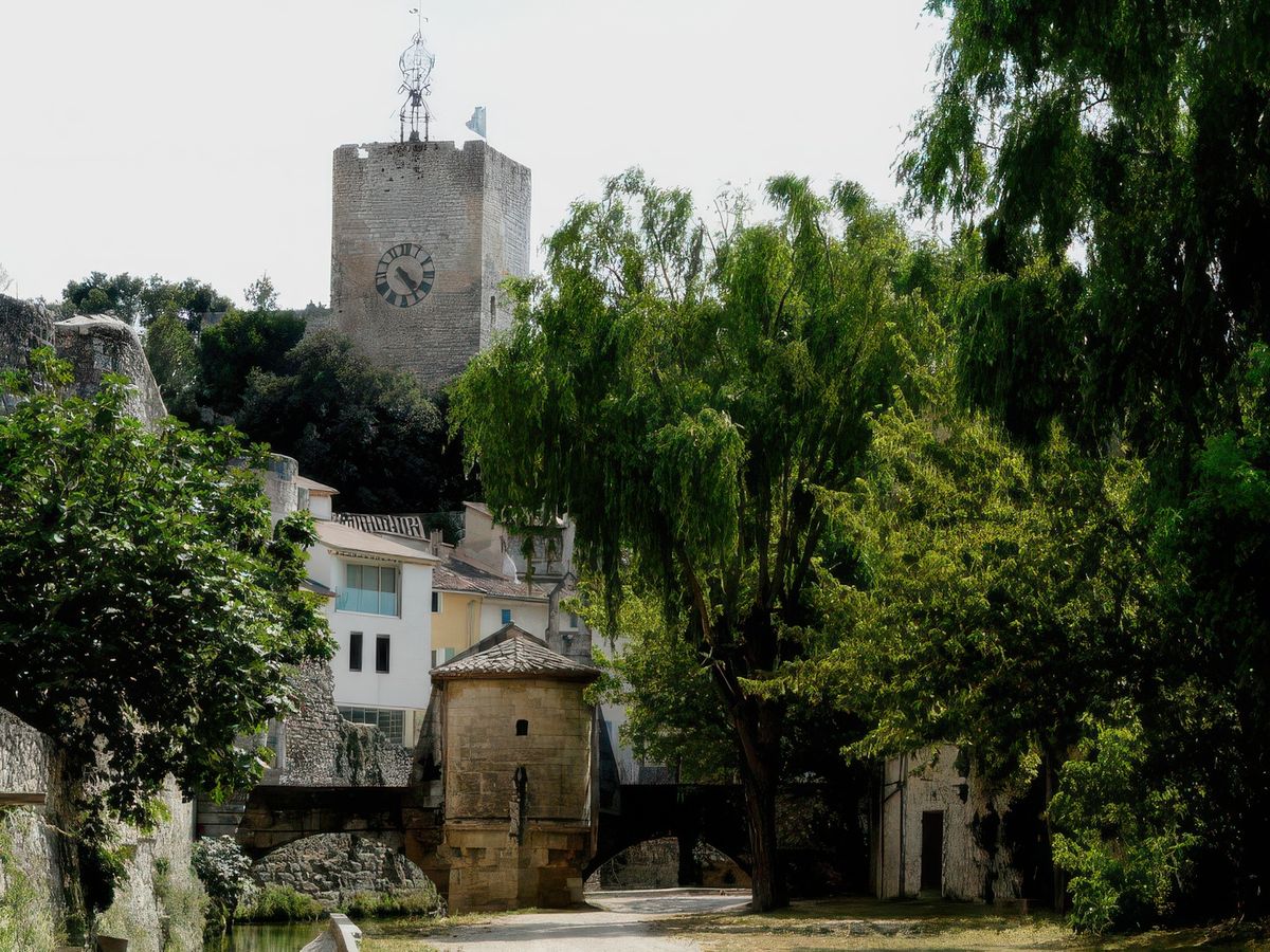 La Tour de l’Horloge. Ce château, érigé par les Comtes de Toulouse, est cité en 1253 dans leur "Livre Rouge", aujourd’hui conservé à la bibliothèque de Carpentras. Quand les tours tombèrent en ruine, le donjon fut transformé en prison. Si aujourd’hui, les fastes du palais n’existent plus, il reste néanmoins, du haut de la tour, une sublime vue sur Pernes et toute la plaine qui mérite largement d’en faire l’ascension.