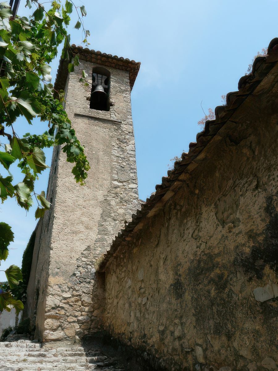 Le clocher de l'église saint Sidoine dont la construction date de 1684. Cette église fut bâtie sur l'emplacement d'une autre église datant de 1300, elle même construite sur les fondements d'un ancien hospice.