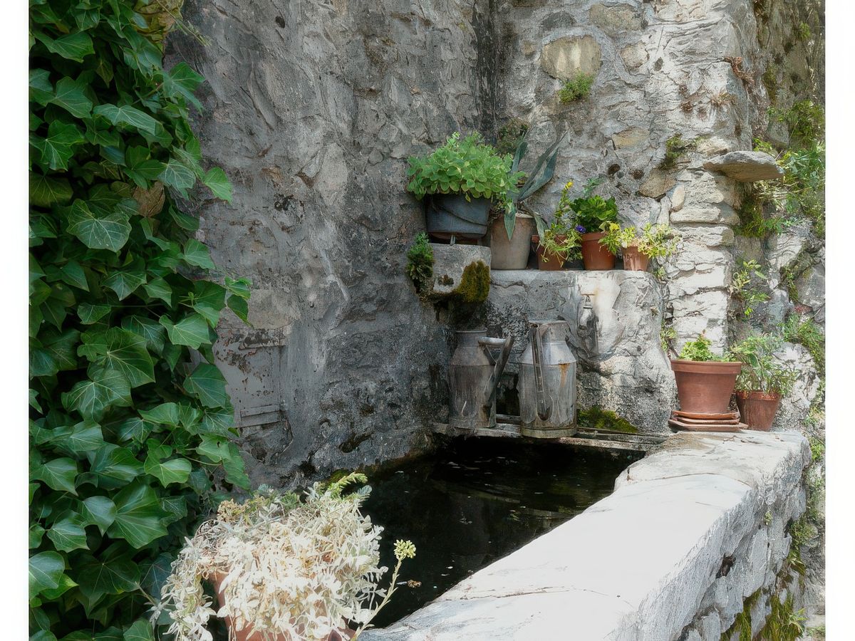 La fontaine-lavoir datant de 1900.