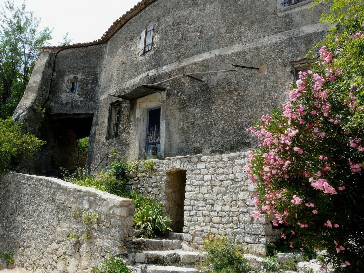 Sur la gauche, le soustet qui mène en haut du village.