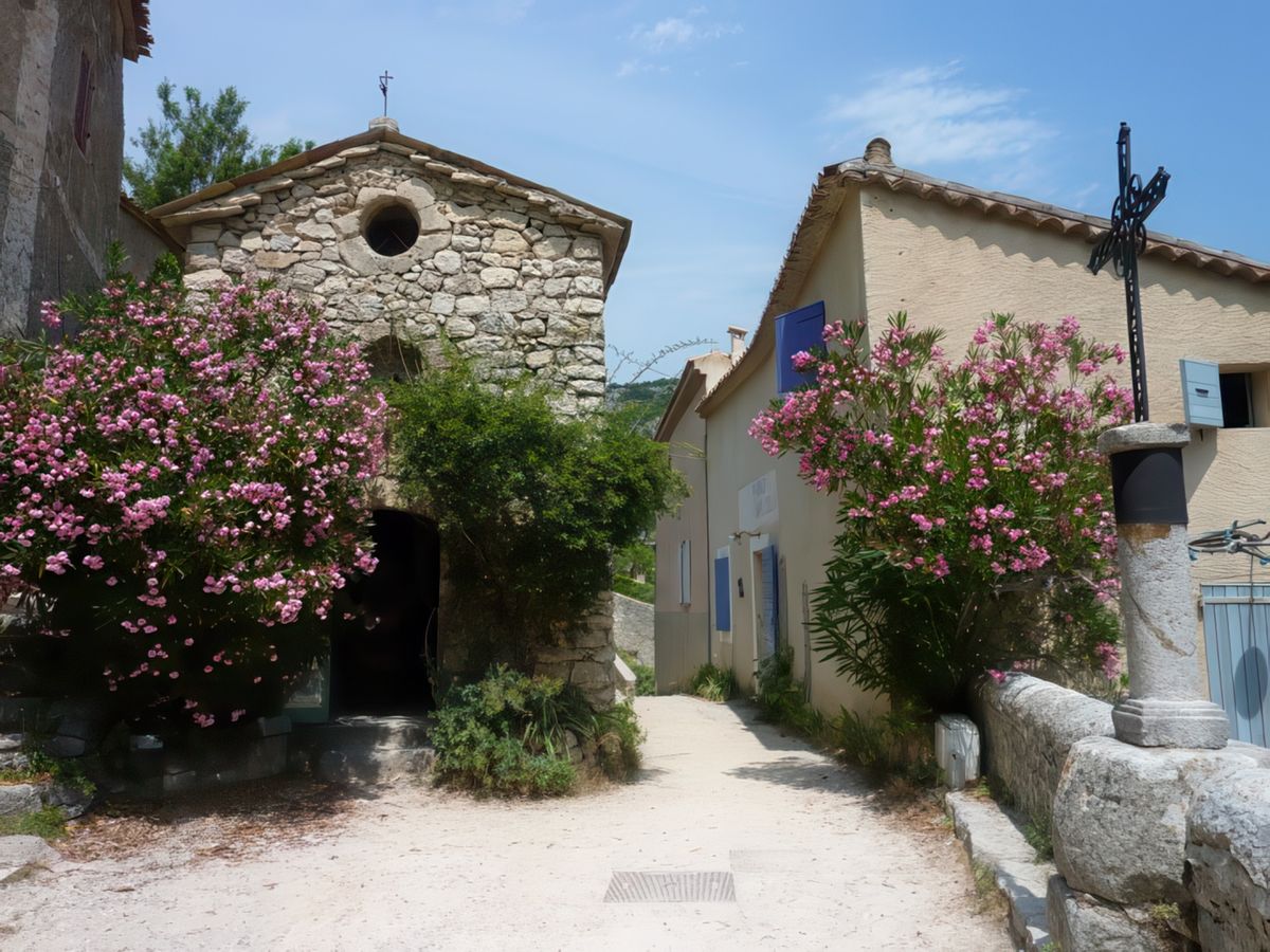 La petite chapelle des Pénitents Blancs dans laquelle les "Amis de Brantes" présentent de belles expositions en été.