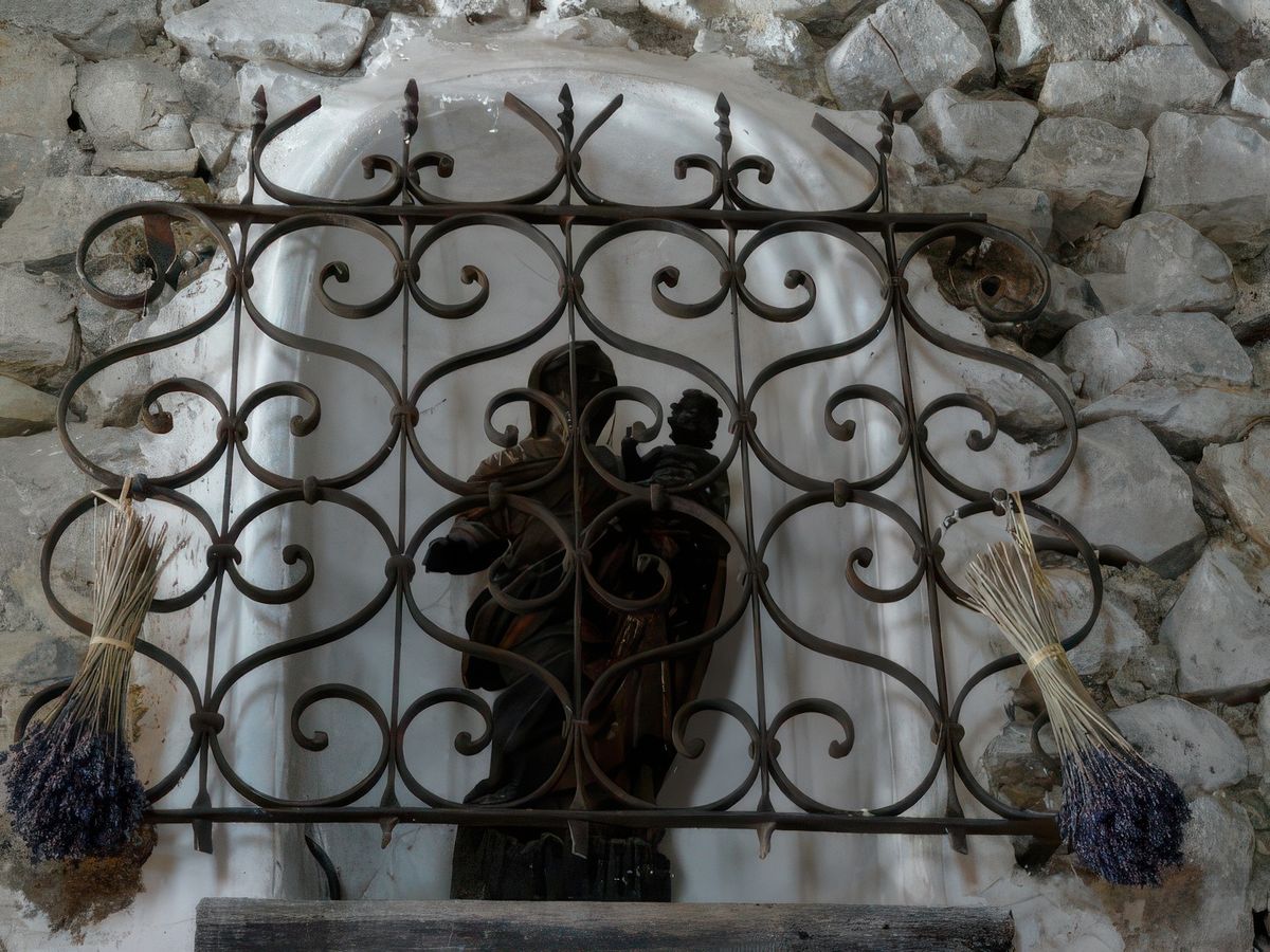 Vierge à l'Enfant dans la chapelle des Pénitents Blancs.